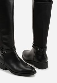 Renee - Czarne Kozaki w Stylu Oficerek Ozdobione Klamrami Otima. Okazja: na co dzień. Zapięcie: klamry. Kolor: czarny. Materiał: jeans, skóra. Wzór: aplikacja. Styl: casual, rockowy #4