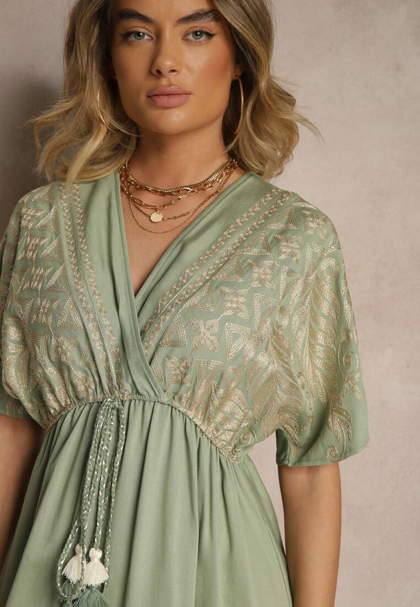 Renee - Zielona Wiskozowa Sukienka Boho o Kopertowym Kroju z Metalicznym Haftem Redeselle. Okazja: na co dzień. Typ kołnierza: dekolt w serek. Kolor: zielony. Materiał: wiskoza. Wzór: haft. Typ sukienki: kopertowe. Styl: boho