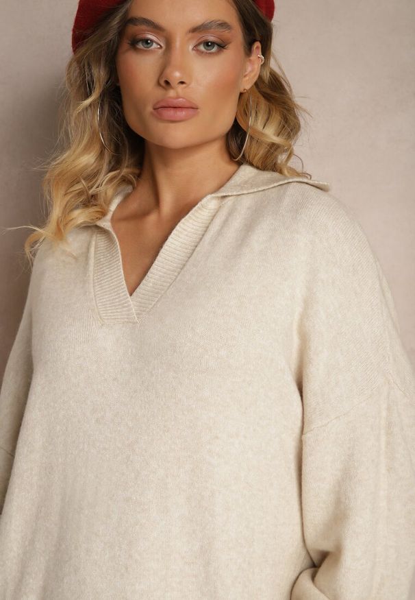 Renee - Jasnobeżowa Sweterkowa Sukienka z Wiskozą o Pudełkowym Kroju Ozdobiona Kołnierzykiem Clarinnae. Kolor: beżowy. Materiał: wiskoza. Wzór: aplikacja. Styl: elegancki