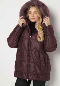 Born2be - Ciemnofioletowa Pikowana Kurtka z Kapturem z Futerkiem Tevea. Okazja: na spotkanie biznesowe, do pracy, na spacer. Typ kołnierza: kaptur. Kolekcja: plus size. Kolor: fioletowy. Materiał: futro. Styl: klasyczny, biznesowy, elegancki