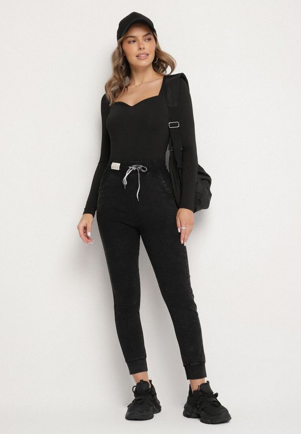 Born2be - Czarne Bawełniane Spodnie Dresowe Typu Jogger z Gumką i Sznureczkiem w Talii Kaithalia. Kolor: czarny. Materiał: dresówka, bawełna. Styl: klasyczny, elegancki