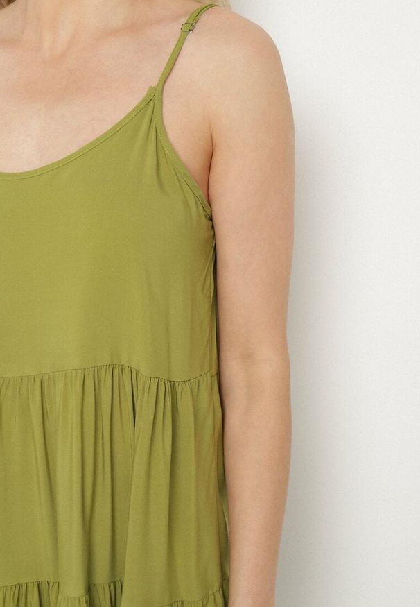 Born2be - Zielona Rozkloszowana Sukienka z Bawełny na Ramiączkach z Falbanami Lilivane. Okazja: na spacer, na co dzień. Kolor: zielony. Materiał: bawełna. Długość rękawa: na ramiączkach. Sezon: wiosna, lato. Typ sukienki: proste. Styl: casual