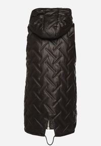 Born2be - Czarna Pikowana Kamizelka z Kapturem i Ozdobną Naszywką Liselilia. Okazja: na co dzień. Typ kołnierza: kaptur. Kolor: czarny. Materiał: jeans. Wzór: aplikacja. Styl: elegancki, casual, sportowy #7