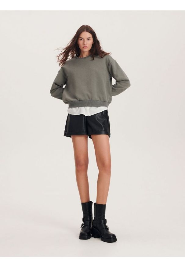 Reserved - Bluza z detalem koszulowym - oliwkowy. Kolor: oliwkowy. Materiał: dzianina, bawełna. Wzór: gładki