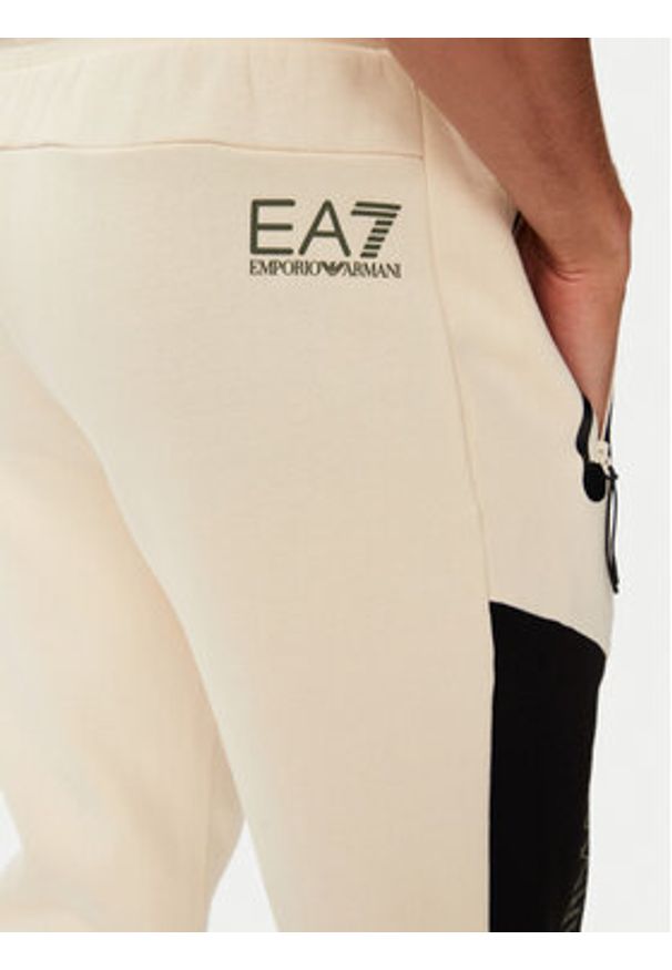 EA7 Emporio Armani Spodnie dresowe 6DPP71 PJVTZ 1713 Beżowy Regular Fit. Kolor: beżowy. Materiał: bawełna