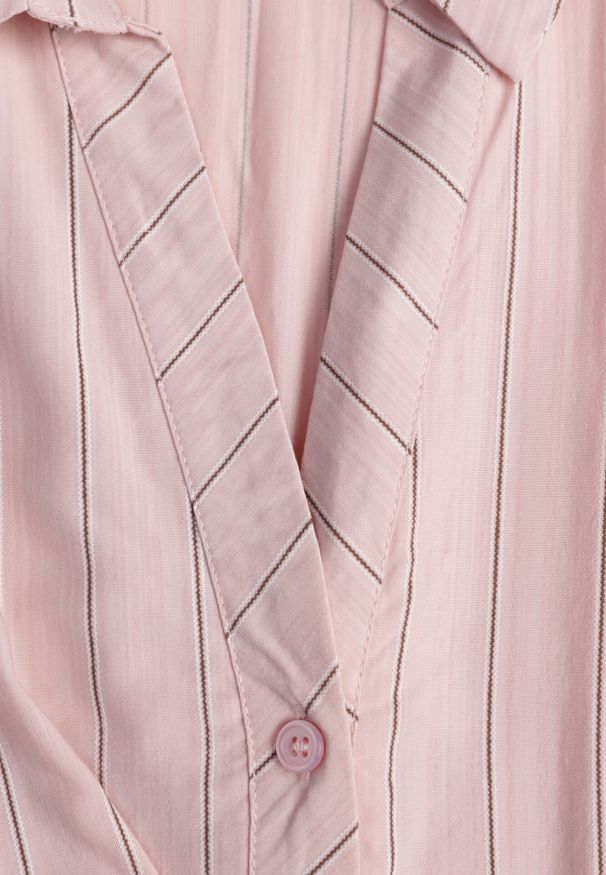 Born2be - Różowa Koszulowa Sukienka z Wiskozy z Ozdobnym Marszczeniem w Talii Batena. Okazja: na co dzień, do pracy, na spotkanie biznesowe. Kolor: różowy. Materiał: wiskoza. Typ sukienki: koszulowe. Styl: klasyczny, casual, biznesowy, elegancki