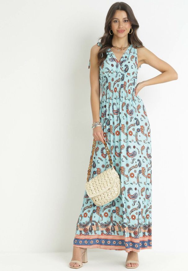 Born2be - Niebieska Sukienka Maxi z Gumką w Pasie i Głębokim Dekoltem we Wzór Paisley Emmatta. Kolor: niebieski. Wzór: paisley. Sezon: wiosna, lato. Długość: maxi