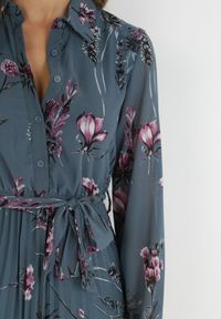 Born2be - Granatowa Sukienka Plisowana w Kwiaty Curlina. Kolor: niebieski. Materiał: tkanina. Wzór: kwiaty #6