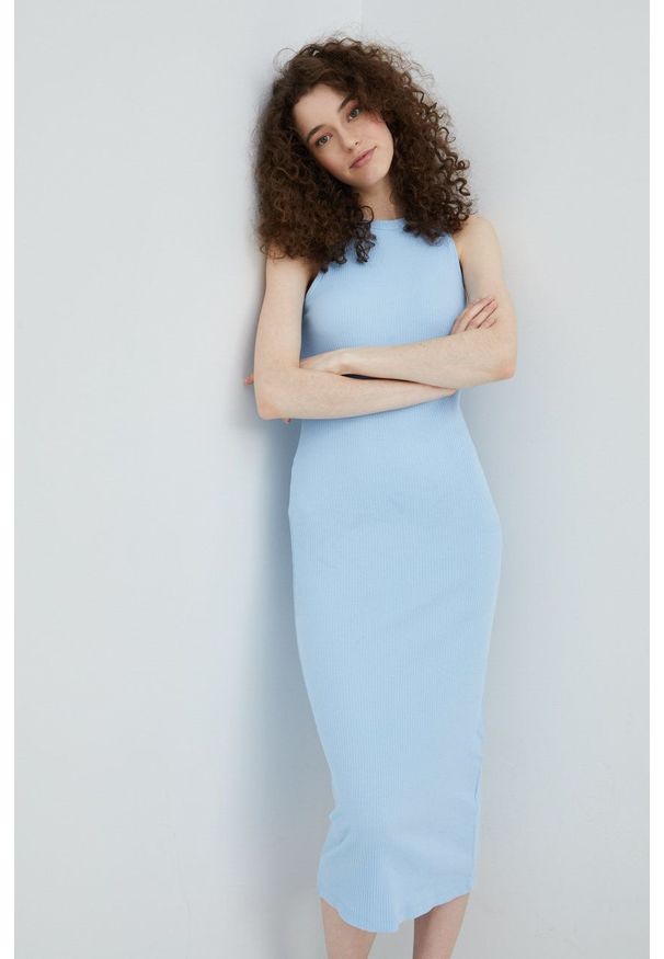 Vero Moda sukienka midi dopasowana. Kolor: niebieski. Materiał: materiał, bawełna, dzianina. Typ sukienki: dopasowane. Długość: midi
