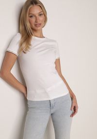 Born2be - Biały Bawełniany T-shirt z Cyrkoniami przy Rękawach Pronolea. Okazja: na co dzień. Kolor: biały. Materiał: bawełna. Wzór: aplikacja. Styl: casual, klasyczny #1