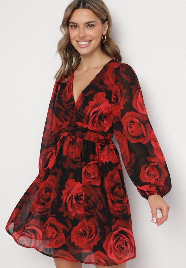 Born2be - Czarno-Czerwona Rozkloszowana Sukienka w Róże z Bufiastymi Rękawami i Marszczeniem w Talii Senarielle. Okazja: na co dzień, na imprezę. Kolor: czarny. Materiał: skóra. Sezon: wiosna. Styl: casual, elegancki