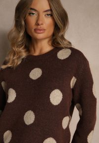 Renee - Brązowy Sweter z Wełną o Prostym Kroju w Grochy Fenilevia. Kolor: brązowy. Materiał: wełna. Długość rękawa: długi rękaw. Długość: długie. Wzór: grochy #5