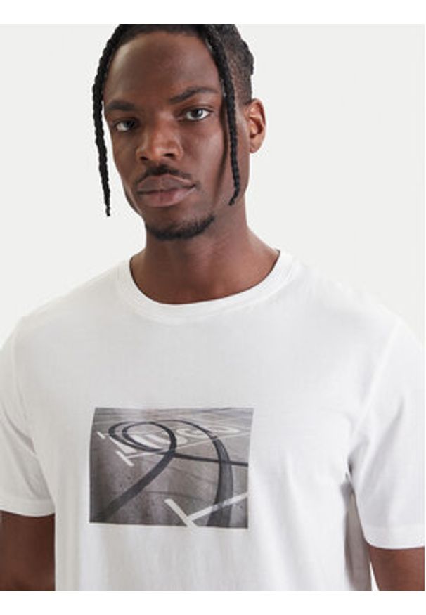 Hugo - HUGO T-Shirt Dostino 50557674 Écru Regular Fit. Kolor: kremowy. Materiał: bawełna