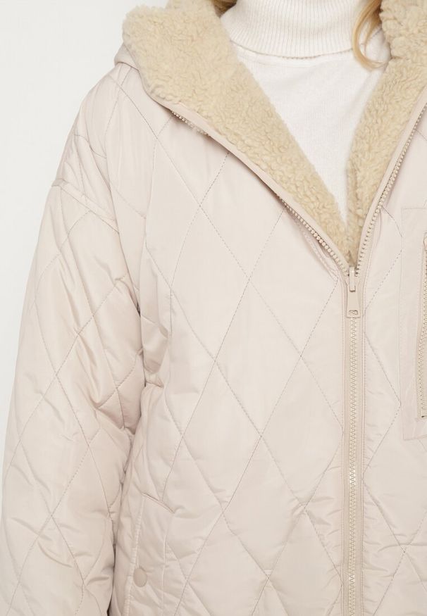 Born2be - Jasnobeżowa Dwustronna Kurtka z Pikowaniem i Futrem o Prostym Kroju z Kapturem Emiriselle. Okazja: na co dzień, do pracy. Typ kołnierza: kaptur. Kolor: beżowy. Materiał: futro. Styl: klasyczny, casual, elegancki