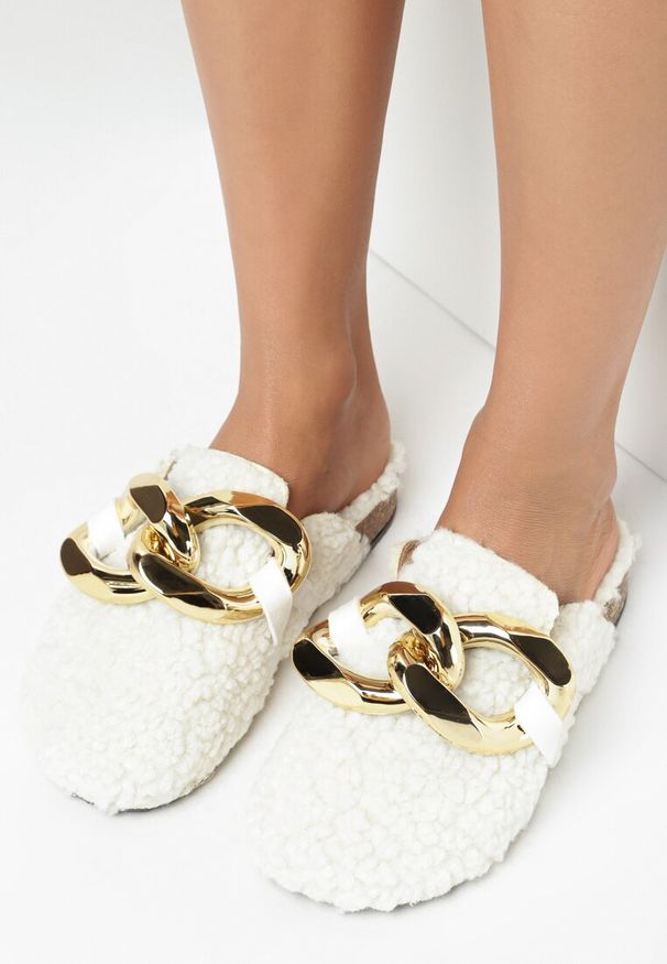 Born2be - Białe Klapki z Futerka z Ozdobnym Łańcuchem Delli. Kolor: biały. Materiał: futro. Sezon: wiosna, lato. Obcas: na obcasie. Styl: klasyczny