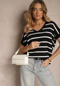 Renee - Czarna Bluzka z Wiskozą Oversize Ozdobiona Paskami Tasvesia. Okazja: na co dzień. Kolor: czarny. Materiał: wiskoza. Długość rękawa: krótki rękaw. Długość: krótkie. Wzór: aplikacja. Styl: casual