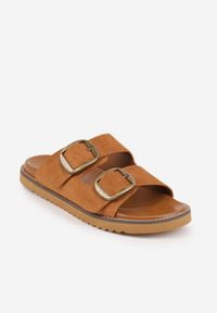 Renee - Jasnobrązowe Klapki VICES Ozdobione Dużymi Klamrami Jenniviane. Nosek buta: otwarty. Kolor: brązowy. Materiał: skóra, zamsz. Wzór: aplikacja. Sezon: lato. Obcas: na obcasie. Wysokość obcasa: niski #5