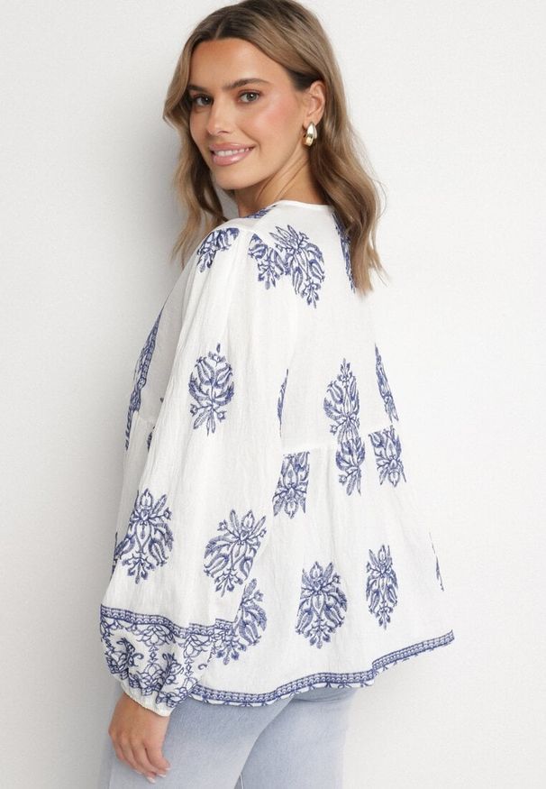 Born2be - Biała Rozkloszowana Bluzka Boho z Wiskozą Zdobiona Haftami i Wiązaniem Nilnella. Okazja: na co dzień. Kolor: biały. Materiał: wiskoza. Wzór: aplikacja, haft. Styl: boho