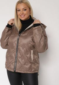 Born2be - Brązowa Kurtka Dwustronna z Odpinanym Kapturem Frolbia. Okazja: na co dzień. Kolor: brązowy. Materiał: jeans. Wzór: gładki. Styl: klasyczny, casual, elegancki #3