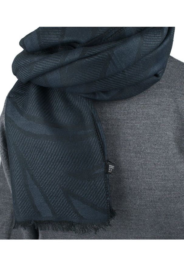 Lekki Szalik Wiosenno-Jesienny - Teer - Nieregularny Granatowy Wzór. Okazja: na spacer. Kolor: niebieski. Materiał: wiskoza, poliester. Sezon: jesień, wiosna. Styl: elegancki
