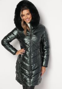 Born2be - Ciemnozielona Metaliczna Kurtka Pikowana z Kapturem Eclaris. Okazja: na co dzień. Typ kołnierza: kaptur. Kolor: zielony. Materiał: futro, jeans. Długość rękawa: długi rękaw. Długość: długie. Wzór: aplikacja. Styl: casual, elegancki #2