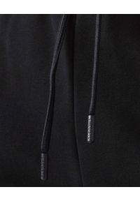 Lacoste - LACOSTE - Czarne spodnie dresowe z logo. Kolor: czarny. Materiał: dresówka #6