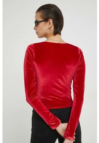 Hollister Co. longsleeve damska kolor czerwony. Kolor: czerwony. Materiał: welur. Długość rękawa: długi rękaw. Długość: długie #2