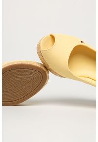 TOMMY HILFIGER - Tommy Hilfiger - Sandały. Nosek buta: okrągły. Zapięcie: klamry. Kolor: żółty. Materiał: syntetyk, materiał, zamsz, skóra. Obcas: na koturnie. Wysokość obcasa: średni #3
