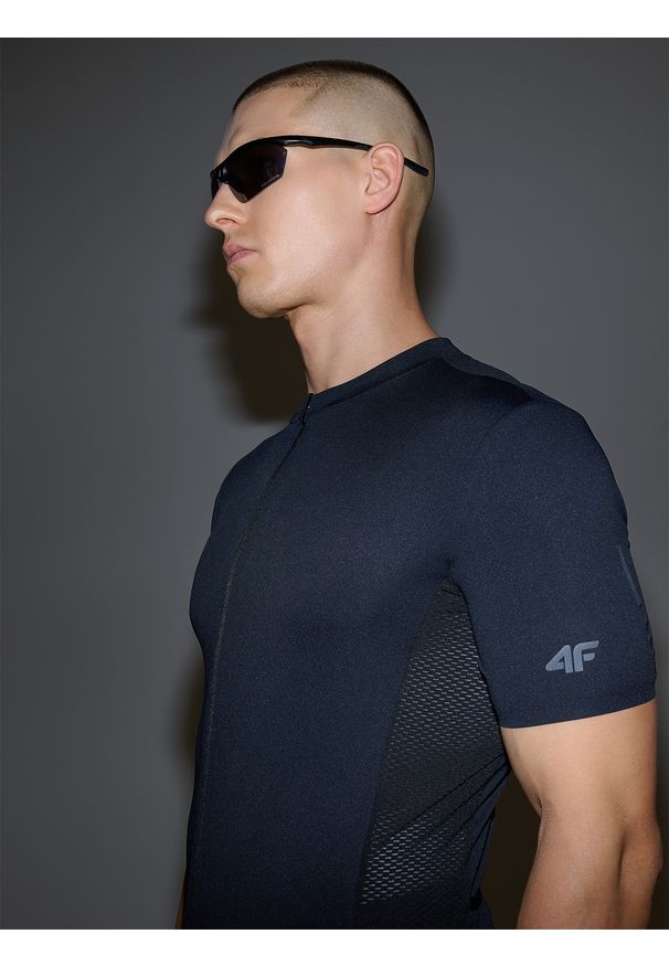 4f - 4F Koszulka rowerowa męska - czarna L. Typ kołnierza: kołnierzyk stójkowy. Kolor: czarny. Materiał: dzianina, włókno, materiał, syntetyk. Długość rękawa: krótki rękaw. Długość: krótkie. Wzór: gładki, ze splotem. Sport: kolarstwo