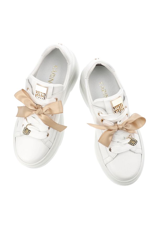 Sneakersy damskie Karino, cholewka ze skóry naturalnej gładkiej ozdobne sznurowanie z szerokimi wstążkami masywna podwyższona podeszwa zapewniająca s. Okazja: na co dzień. Zapięcie: sznurówki. Kolor: biały. Materiał: skóra. Szerokość cholewki: normalna. Wzór: gładki. Obcas: na platformie. Styl: elegancki, casual