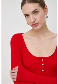 Guess longsleeve damski kolor czerwony. Kolor: czerwony. Długość rękawa: długi rękaw