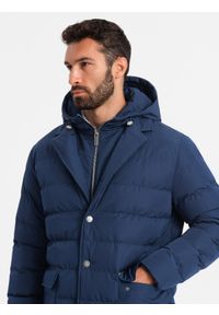 Ombre Clothing - Długa pikowana kurtka męska z klapami i podpinką – ciemnoniebieska V1 - Rozmiar: M. Kolor: niebieski. Materiał: syntetyk, tkanina, poliester, materiał. Długość: długie. Wzór: jednolity. Styl: elegancki #7