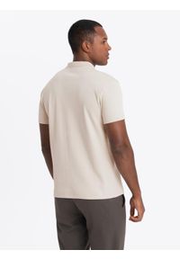 Ombre Clothing - Koszulka męska polo z kołnierzykiem zapinanym na zamek – kremowa V3 OM-POSS-0132 - XXL. Typ kołnierza: polo. Kolor: kremowy. Materiał: dzianina, bawełna. Wzór: aplikacja, gładki. Styl: sportowy, elegancki