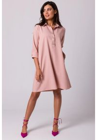 BeWear - Swobodna sukienka z kołnierzykiem guzikami i kieszeniami róż. Kolor: różowy. Materiał: materiał. Typ sukienki: trapezowe #1