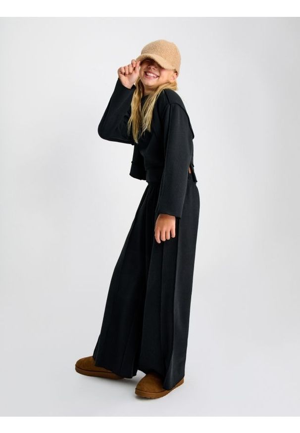 Sinsay - Spodnie wide leg z grubej prążkowanej dzianiny z polarem wewnątrz - czarny. Kolor: czarny. Materiał: dzianina, polar, prążkowany