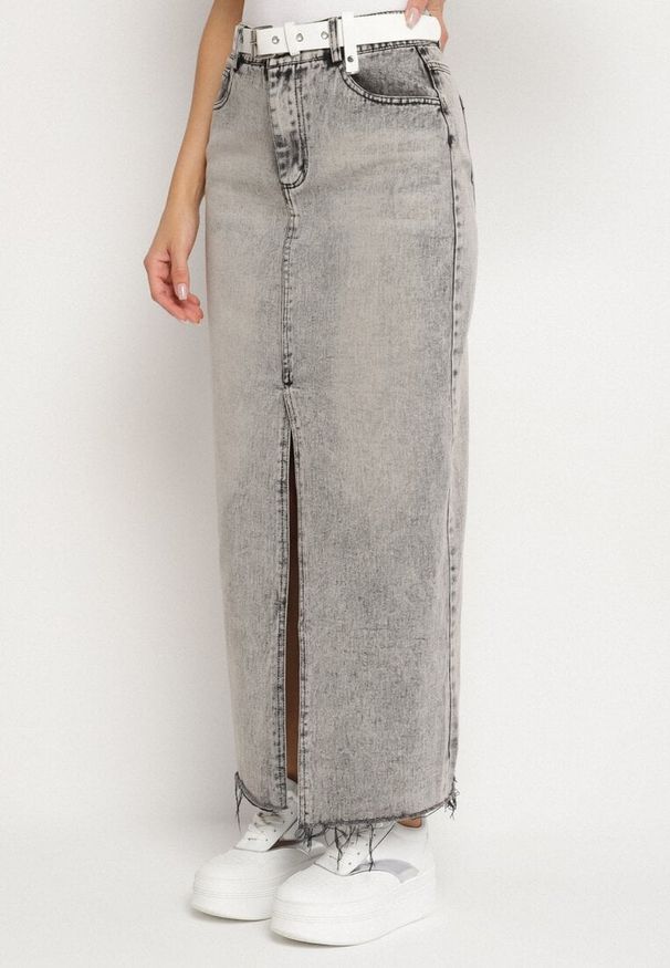 Born2be - Ciemnoszara Ołówkowa Spódnica Jeansowa z Rozcięciem z Przodu Limirea. Kolor: szary. Materiał: jeans. Sezon: lato. Styl: klasyczny
