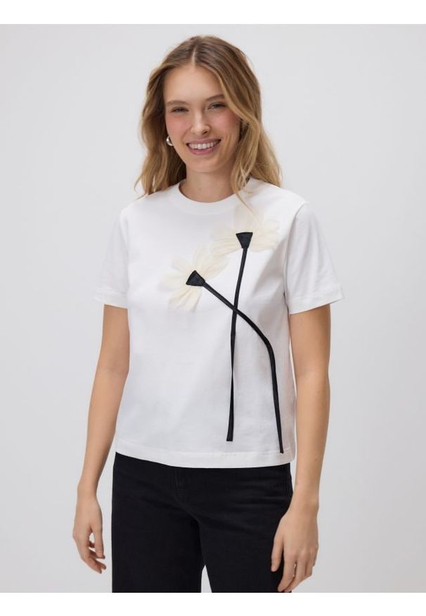 Reserved - T-shirt z aplikacją - biały. Kolor: biały. Materiał: dzianina, bawełna. Wzór: aplikacja. Styl: klasyczny