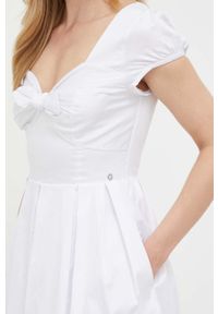 Guess sukienka kolor biały mini rozkloszowana. Kolor: biały. Materiał: tkanina. Długość rękawa: krótki rękaw. Typ sukienki: rozkloszowane. Długość: mini #2