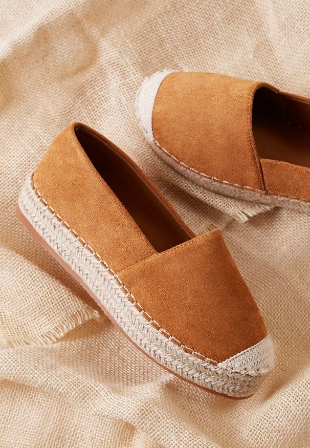 Renee - Camelowe Espadryle na Plecionej Podeszwie Sirelora. Okazja: na co dzień, na spacer. Kolor: beżowy. Materiał: jeans, len. Sezon: lato, wiosna. Styl: casual