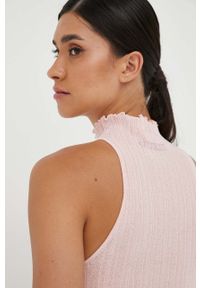 Guess top damski kolor różowy. Kolor: różowy. Materiał: materiał. Długość rękawa: na ramiączkach #2