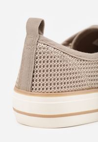 Renee - Ciemnobeżowe Szydełkowe Trampki o Klasycznym Fasonie Vovessa. Okazja: na co dzień. Kolor: beżowy. Materiał: jeans. Szerokość cholewki: normalna. Styl: klasyczny #4