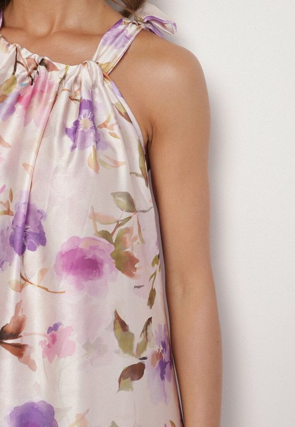 Born2be - Fioletowa Satynowa Sukienka w Kwiaty Fenaresia. Okazja: na co dzień, na spacer. Kolor: fioletowy. Materiał: satyna. Długość rękawa: na ramiączkach. Wzór: kwiaty. Sezon: lato. Typ sukienki: proste. Styl: elegancki, casual