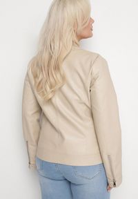 Born2be - Beżowa Kurtka Ramoneska Bez Kołnierzyka z Suwakami na Rękawach Rilinne. Okazja: na co dzień, na spacer. Typ kołnierza: bez kołnierzyka. Kolekcja: plus size. Kolor: beżowy. Sezon: wiosna. Styl: casual, elegancki #6