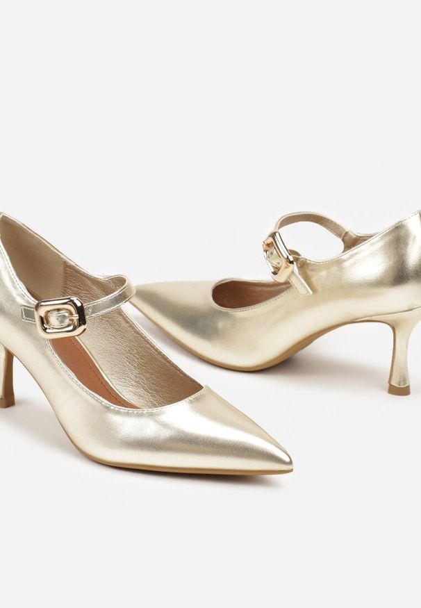 Born2be - Złote Czółenka Lakierowane z Ozdobną Sprzączką Nevinaes. Okazja: na spotkanie biznesowe, na spacer. Zapięcie: sprzączka. Kolor: złoty. Materiał: lakier. Obcas: na obcasie. Styl: biznesowy. Wysokość obcasa: średni