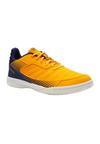 KIPSTA - Buty do piłki nożnej halowej futsal dla dzieci Kipsta ESKUDO 500. Kolor: niebieski, żółty, pomarańczowy, wielokolorowy. Materiał: kauczuk. Wzór: gładki. Sport: piłka nożna