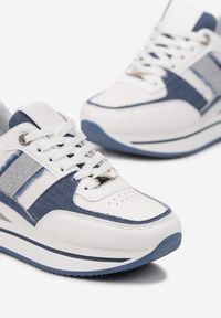 Born2be - Biało-Niebieskie Sneakersy na Grubej Podeszwie z Materiałowymi Wstawkami i Brokatem Omifa. Kolor: biały. Materiał: materiał. Wzór: aplikacja #2