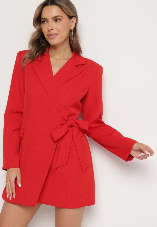 Born2be - Czerwona Kopertowa Sukienka z Imitacją Kieszeni Talriti. Kolor: czerwony. Typ sukienki: kopertowe. Styl: elegancki