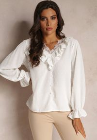 Renee - Biała Bluzka z Wiskozy Ozdobiona Falbanką i Delikatną Koronką Zingale. Kolor: biały. Materiał: wiskoza, koronka. Wzór: aplikacja, koronka. Styl: elegancki #4