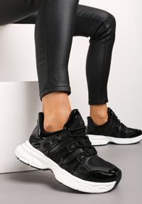 Renee - Czarne Sneakersy Ozdobione Tłoczeniem i Wstawkami Keladavia. Kolor: czarny. Materiał: jeans. Wzór: aplikacja #1