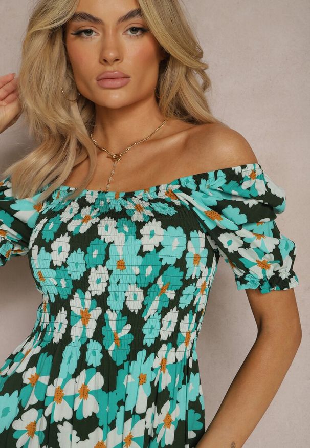 Renee - Niebiesko-Zielona Sukienka z Wiskozy Midi z Kwadratowym Dekoltem i Wzorem w Kwiaty Narcca. Okazja: na co dzień. Typ kołnierza: dekolt kwadratowy. Kolor: niebieski. Wzór: kwiaty. Typ sukienki: rozkloszowane. Materiał: wiskoza. Sezon: lato. Styl: casual, klasyczny, elegancki. Długość: midi